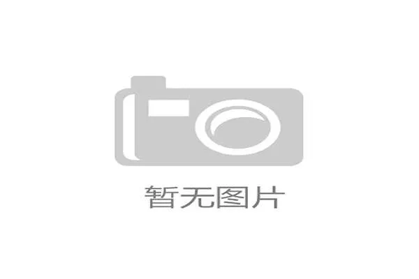 转播画面切入看台，一位穿着拜仁球衣的小球迷紧张捂住双眼